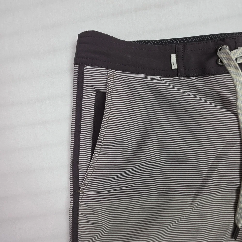 Vuori Cruise Boardshorts Mens 30 Grey Stripe V314 Recycled Stretch Swim Trunks